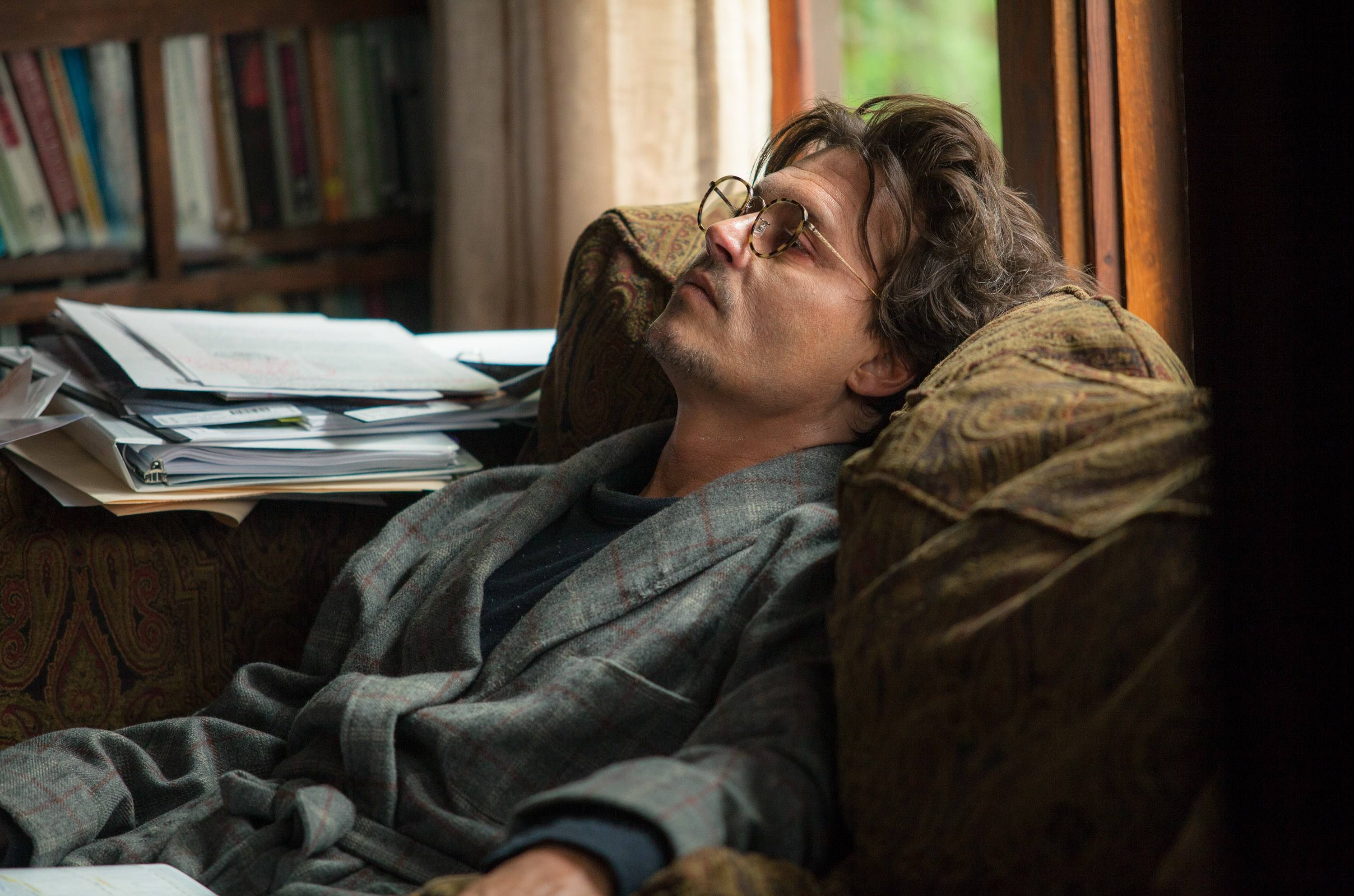 Jhonny deep in una scena del film Transcendence indossa oliver peoples mp-2
